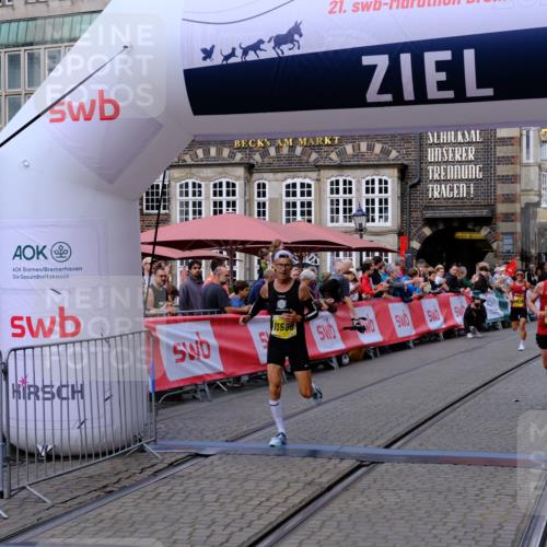 13.09.2026 - 21. swb-Marathon Bremen Tim E. http://msf.ph/oto/10298372 13.09.2026 10:35:11 Ziel 11197, 11964, 12358, 12413, 12540, 13588, 13601, 13625 meine-sportfotos.de