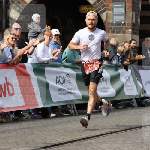 13.09.2026 - 21. swb-Marathon Bremen Strokosch-Dieckow http://msf.ph/oto/10298432 13.09.2026 12:42:11 Ziel 129 meine-sportfotos.de