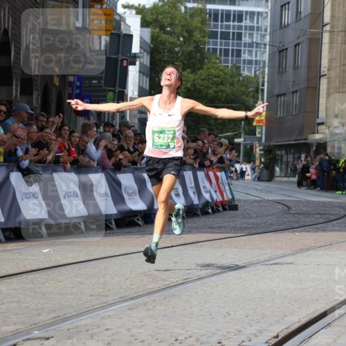 13.09.2026 - 21. swb-Marathon Bremen Strokosch-Dieckow http://msf.ph/oto/10298482 13.09.2026 12:43:39 Ziel 1567, 5212 meine-sportfotos.de