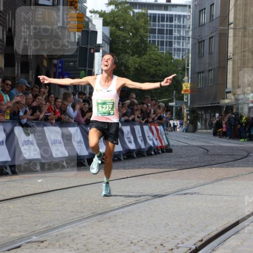 13.09.2026 - 21. swb-Marathon Bremen Strokosch-Dieckow http://msf.ph/oto/10298489 13.09.2026 12:43:40 Ziel 5212 meine-sportfotos.de