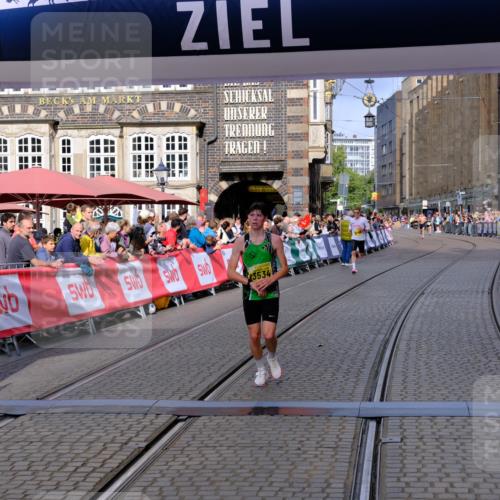 13.09.2026 - 21. swb-Marathon Bremen Tim E. http://msf.ph/oto/10298493 13.09.2026 10:36:15 Ziel 10244, 13534 meine-sportfotos.de
