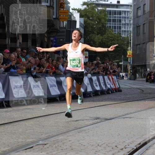 13.09.2026 - 21. swb-Marathon Bremen Strokosch-Dieckow http://msf.ph/oto/10298494 13.09.2026 12:43:40 Ziel 5212 meine-sportfotos.de