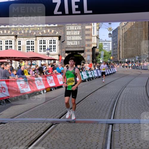 13.09.2026 - 21. swb-Marathon Bremen Tim E. http://msf.ph/oto/10298497 13.09.2026 10:36:16 Ziel 10244, 13534 meine-sportfotos.de