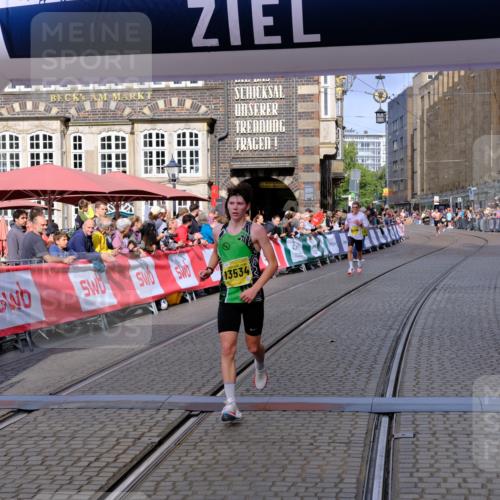 13.09.2026 - 21. swb-Marathon Bremen Tim E. http://msf.ph/oto/10298500 13.09.2026 10:36:16 Ziel 10244, 13534 meine-sportfotos.de