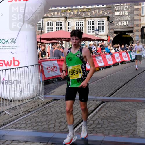 13.09.2026 - 21. swb-Marathon Bremen Tim E. http://msf.ph/oto/10298508 13.09.2026 10:36:17 Ziel 10244, 13534 meine-sportfotos.de