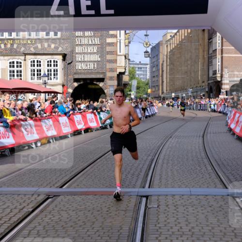 13.09.2026 - 21. swb-Marathon Bremen Tim E. http://msf.ph/oto/10298525 13.09.2026 10:36:25 Ziel 10244, 11067, 13534 meine-sportfotos.de