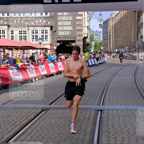 13.09.2026 - 21. swb-Marathon Bremen Tim E. http://msf.ph/oto/10298528 13.09.2026 10:36:26 Ziel 10244, 11067, 12324, 12513, 13534 meine-sportfotos.de