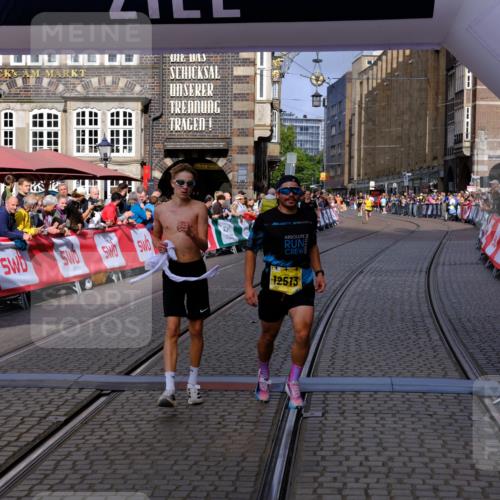 13.09.2026 - 21. swb-Marathon Bremen Tim E. http://msf.ph/oto/10298536 13.09.2026 10:36:34 Ziel 11067, 12324, 12513, 13575 meine-sportfotos.de