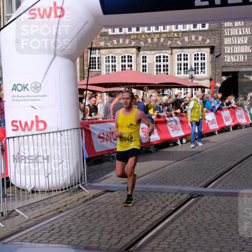 13.09.2026 - 21. swb-Marathon Bremen Tim E. http://msf.ph/oto/10298560 13.09.2026 10:36:45 Ziel 11916, 12324, 12513, 13548, 13575 meine-sportfotos.de