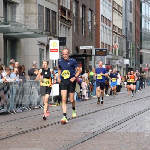 13.09.2026 - 21. swb-Marathon Bremen Strokosch-Dieckow http://msf.ph/oto/10298590 13.09.2026 10:45:54 Ziel 10228, 10447, 10992, 11706, 11925, 11926, 11956, 13529, 13609, 13612, 13640, 10436, 10464, 10541, 10583, 10987, 11015, 11063, 11279, 11559, 11762, 11845, 12033, 12069, 12087, 12290, 12556, 12557, 13532, 13595, 13628 meine-sportfotos.de