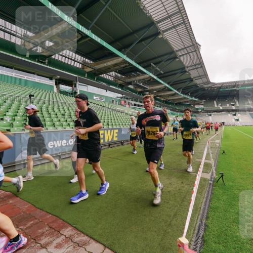 13.09.2026 - 21. swb-Marathon Bremen Michael Burmester http://msf.ph/oto/10298678 13.09.2026 10:33:55 Laufen im Stadion 10018, 10067, 10078, 10147, 10166, 10177, 10184, 10203, 10211, 10226, 10236, 10240, 10249, 10254, 10297, 10300, 10355, 10356, 10367, 10368, 10369, 10372, 10374, 10379, 10383, 10394, 10408, 10415, 10423, 10428, 10460, 10486, 10494, 10530, 10550, 10578, 10604, 10639, 10668, 10669, 10670, 10673, 10675, 10687, 10691, 10699, 10700, 10728, 10745, 10749, 10750, 10771, 10772, 10787, 10788, 10794, 10798, 10828, 10857, 10914, 11126, 11162, 11343, 11803, 11965 meine-sportfotos.de