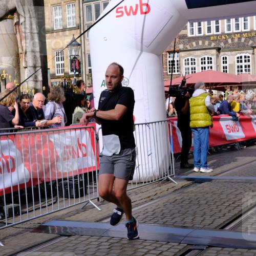 13.09.2026 - 21. swb-Marathon Bremen Tim E. http://msf.ph/oto/10298699 13.09.2026 10:37:10 Ziel 11738, 12520, 13606 meine-sportfotos.de