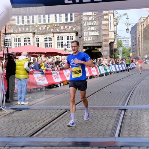 13.09.2026 - 21. swb-Marathon Bremen Tim E. http://msf.ph/oto/10298719 13.09.2026 10:37:15 Ziel 11654, 11738, 12520, 13568, 13606 meine-sportfotos.de