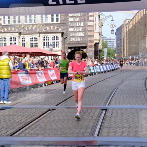 13.09.2026 - 21. swb-Marathon Bremen Tim E. http://msf.ph/oto/10298745 13.09.2026 10:37:20 Ziel 11654, 12520, 13568, 13606 meine-sportfotos.de