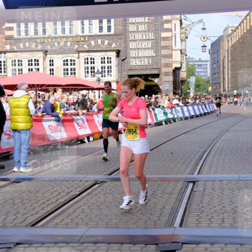 13.09.2026 - 21. swb-Marathon Bremen Tim E. http://msf.ph/oto/10298751 13.09.2026 10:37:20 Ziel 11654, 12520, 13568, 13606 meine-sportfotos.de