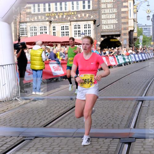 13.09.2026 - 21. swb-Marathon Bremen Tim E. http://msf.ph/oto/10298762 13.09.2026 10:37:20 Ziel 11654, 12520, 13568, 13606 meine-sportfotos.de
