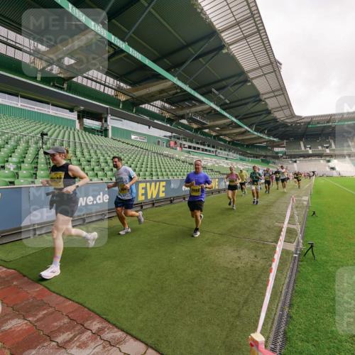 13.09.2026 - 21. swb-Marathon Bremen Michael Burmester http://msf.ph/oto/10298809 13.09.2026 10:34:33 Laufen im Stadion 10018, 10078, 10093, 10144, 10147, 10157, 10177, 10184, 10185, 10211, 10236, 10240, 10254, 10297, 10355, 10356, 10367, 10368, 10369, 10374, 10377, 10408, 10415, 10423, 10427, 10428, 10460, 10485, 10528, 10530, 10559, 10578, 10604, 10639, 10668, 10669, 10673, 10677, 10687, 10691, 10699, 10700, 10715, 10745, 10749, 10750, 10772, 10787, 10788, 10828, 10857, 10914, 10928, 11126, 11162, 11343, 11803, 11965, 10146, 10222 meine-sportfotos.de