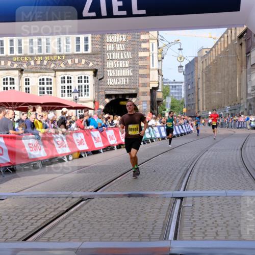 13.09.2026 - 21. swb-Marathon Bremen Tim E. http://msf.ph/oto/10298819 13.09.2026 10:37:36 Ziel 10502, 10961, 11619, 11854, 13608 meine-sportfotos.de