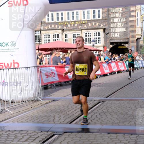 13.09.2026 - 21. swb-Marathon Bremen Tim E. http://msf.ph/oto/10298878 13.09.2026 10:37:38 Ziel 10502, 10961, 11619, 11854, 13608 meine-sportfotos.de