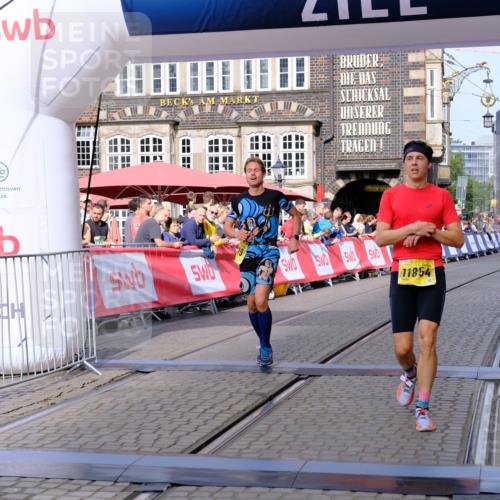 13.09.2026 - 21. swb-Marathon Bremen Tim E. http://msf.ph/oto/10298973 13.09.2026 10:37:44 Ziel 10502, 11619, 11854, 13608 meine-sportfotos.de