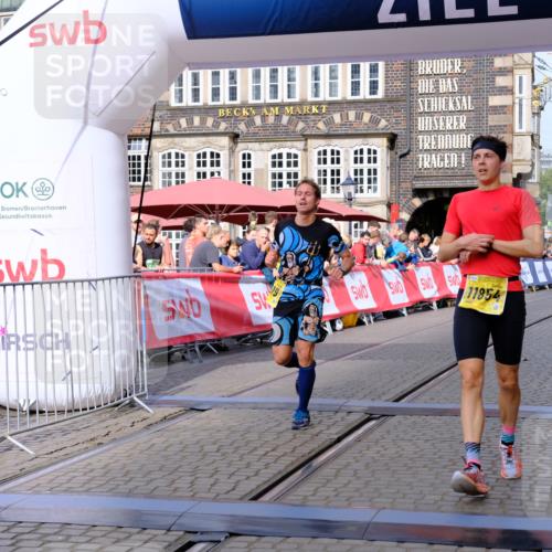 13.09.2026 - 21. swb-Marathon Bremen Tim E. http://msf.ph/oto/10298979 13.09.2026 10:37:44 Ziel 10502, 11619, 11854, 13608 meine-sportfotos.de