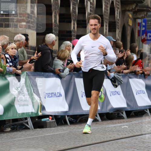 13.09.2026 - 21. swb-Marathon Bremen Strokosch-Dieckow http://msf.ph/oto/10299168 13.09.2026 12:46:02 Ziel 2032, 103, 1352, 8044 meine-sportfotos.de