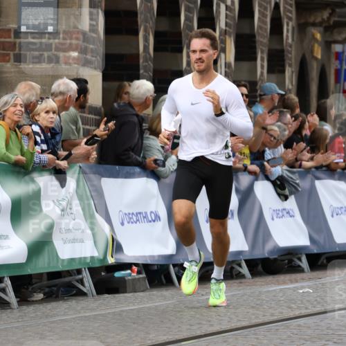 13.09.2026 - 21. swb-Marathon Bremen Strokosch-Dieckow http://msf.ph/oto/10299182 13.09.2026 12:46:02 Ziel 2032, 103, 1352, 8044 meine-sportfotos.de