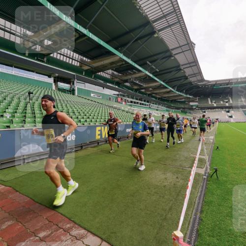 13.09.2026 - 21. swb-Marathon Bremen Michael Burmester http://msf.ph/oto/10299271 13.09.2026 10:36:32 Laufen im Stadion 10092, 10144, 10152, 10153, 10154, 10160, 10173, 10175, 10181, 10182, 10186, 10187, 10195, 10198, 10237, 10245, 10251, 10257, 10263, 10272, 10275, 10278, 10291, 10296, 10306, 10309, 10327, 10331, 10332, 10338, 10357, 10377, 10382, 10390, 10403, 10409, 10411, 10420, 10427, 10429, 10439, 10444, 10473, 10477, 10481, 10492, 10497, 10500, 10516, 10528, 10531, 10560, 10569, 10607, 10613, 10617, 10633, 10636, 10647, 10648, 10659, 10663, 10671, 10672, 10715 meine-sportfotos.de