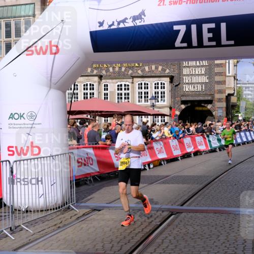 13.09.2026 - 21. swb-Marathon Bremen Tim E. http://msf.ph/oto/10299432 13.09.2026 10:38:50 Ziel 10441, 12370, 13507, 13539 meine-sportfotos.de