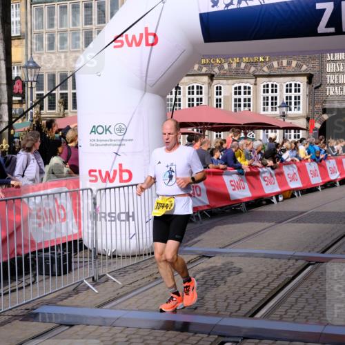 13.09.2026 - 21. swb-Marathon Bremen Tim E. http://msf.ph/oto/10299458 13.09.2026 10:38:51 Ziel 10441, 12370, 13507, 13539 meine-sportfotos.de