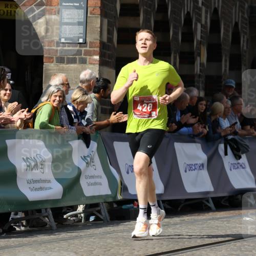 13.09.2026 - 21. swb-Marathon Bremen Strokosch-Dieckow http://msf.ph/oto/10299768 13.09.2026 12:47:52 Ziel 420, 1161, 358, 447 meine-sportfotos.de