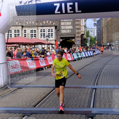 13.09.2026 - 21. swb-Marathon Bremen Tim E. http://msf.ph/oto/10299800 13.09.2026 10:39:38 Ziel 11227, 11454, 11713, 13556, 13641 meine-sportfotos.de