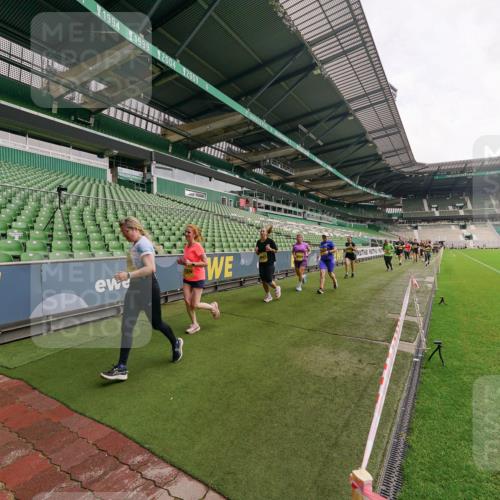 13.09.2026 - 21. swb-Marathon Bremen Michael Burmester http://msf.ph/oto/10299948 13.09.2026 10:38:11 Laufen im Stadion 10090, 10091, 10092, 10150, 10154, 10168, 10186, 10188, 10190, 10198, 10205, 10237, 10259, 10260, 10273, 10274, 10283, 10305, 10315, 10323, 10327, 10331, 10332, 10370, 10375, 10376, 10432, 10444, 10465, 10488, 10497, 10500, 10516, 10526, 10595, 10598, 10613, 10630, 10645, 10647, 10648, 10654, 10659, 10661, 10663, 10674, 10681, 10682, 10695, 10697, 10802, 10823 meine-sportfotos.de