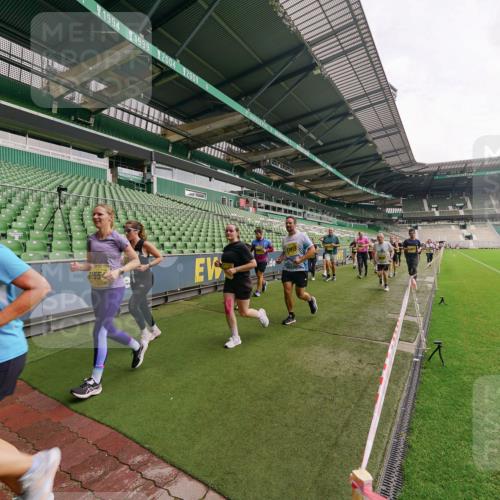 13.09.2026 - 21. swb-Marathon Bremen Michael Burmester http://msf.ph/oto/10299992 13.09.2026 10:38:24 Laufen im Stadion 10090, 10091, 10139, 10150, 10168, 10186, 10188, 10190, 10204, 10205, 10238, 10259, 10260, 10273, 10274, 10283, 10305, 10315, 10323, 10327, 10360, 10363, 10364, 10370, 10375, 10376, 10404, 10432, 10444, 10457, 10465, 10469, 10488, 10505, 10516, 10526, 10595, 10598, 10630, 10645, 10654, 10659, 10661, 10663, 10674, 10681, 10682, 10686, 10695, 10697, 10802, 10823 meine-sportfotos.de