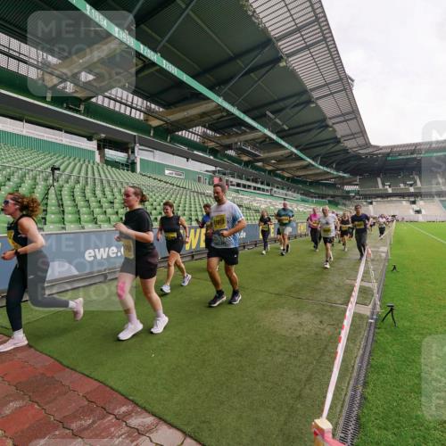 13.09.2026 - 21. swb-Marathon Bremen Michael Burmester http://msf.ph/oto/10299996 13.09.2026 10:38:25 Laufen im Stadion 10090, 10091, 10139, 10150, 10168, 10186, 10188, 10190, 10204, 10205, 10238, 10259, 10260, 10273, 10274, 10283, 10305, 10315, 10323, 10327, 10360, 10363, 10364, 10370, 10375, 10376, 10378, 10404, 10432, 10444, 10457, 10465, 10469, 10488, 10505, 10516, 10526, 10595, 10598, 10630, 10645, 10654, 10661, 10663, 10664, 10674, 10681, 10682, 10686, 10695, 10697, 10802, 10823 meine-sportfotos.de