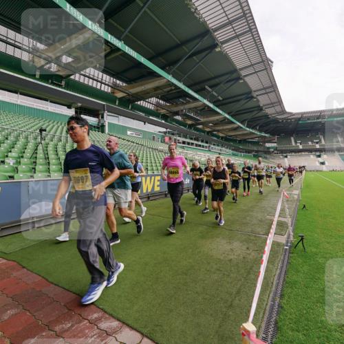 13.09.2026 - 21. swb-Marathon Bremen Michael Burmester http://msf.ph/oto/10300012 13.09.2026 10:38:28 Laufen im Stadion 10090, 10091, 10135, 10139, 10150, 10168, 10188, 10190, 10204, 10205, 10238, 10259, 10260, 10273, 10274, 10283, 10305, 10315, 10323, 10327, 10360, 10363, 10364, 10370, 10375, 10376, 10378, 10404, 10432, 10444, 10457, 10465, 10469, 10488, 10505, 10510, 10511, 10516, 10526, 10595, 10598, 10609, 10630, 10645, 10654, 10661, 10662, 10663, 10664, 10674, 10681, 10682, 10686, 10695, 10697, 10802, 10823 meine-sportfotos.de