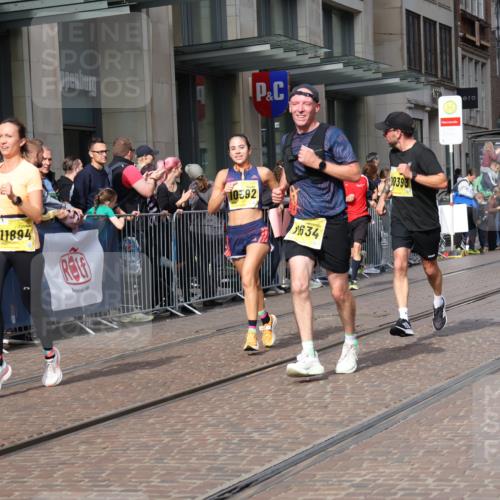 13.09.2026 - 21. swb-Marathon Bremen Strokosch-Dieckow http://msf.ph/oto/10300066 13.09.2026 10:47:41 Ziel 10142, 10329, 10592, 11018, 11058, 11193, 11360, 11634, 11735, 12278, 12354, 12487, 12558, 13620, 10172, 10189, 10210, 10223, 10270, 10310, 10393, 10594, 10807, 10860, 10873, 10898, 11130, 11269, 11469, 11646, 11809, 11894, 12077, 12195, 12296, 12318, 12547, 13521 meine-sportfotos.de