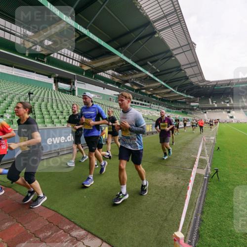 13.09.2026 - 21. swb-Marathon Bremen Michael Burmester http://msf.ph/oto/10300084 13.09.2026 10:38:44 Laufen im Stadion 10090, 10091, 10135, 10138, 10139, 10150, 10168, 10188, 10190, 10204, 10205, 10217, 10229, 10238, 10259, 10260, 10273, 10274, 10279, 10283, 10305, 10314, 10315, 10323, 10360, 10363, 10364, 10370, 10375, 10376, 10378, 10404, 10432, 10457, 10465, 10469, 10488, 10493, 10505, 10510, 10511, 10526, 10576, 10595, 10598, 10609, 10619, 10630, 10645, 10654, 10661, 10662, 10664, 10674, 10681, 10682, 10686, 10695, 10697, 10802, 10823 meine-sportfotos.de