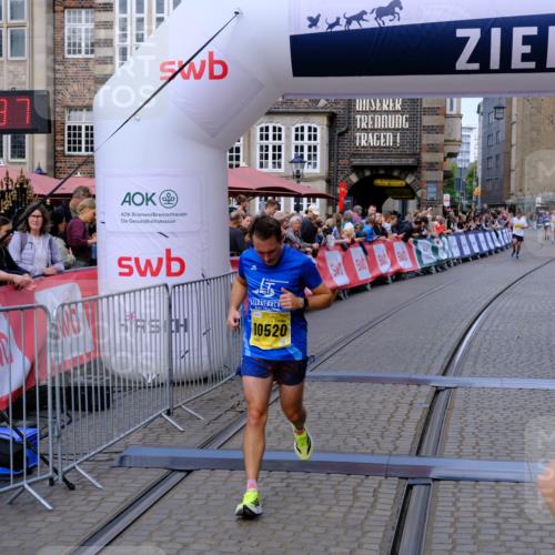 13.09.2026 - 21. swb-Marathon Bremen Tim E. http://msf.ph/oto/10300176 13.09.2026 10:40:54 Ziel 10520, 11373, 13563, 13566, 13616 meine-sportfotos.de