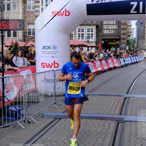 13.09.2026 - 21. swb-Marathon Bremen Tim E. http://msf.ph/oto/10300188 13.09.2026 10:40:54 Ziel 10520, 11373, 13563, 13566, 13616 meine-sportfotos.de