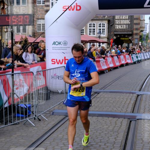 13.09.2026 - 21. swb-Marathon Bremen Tim E. http://msf.ph/oto/10300196 13.09.2026 10:40:54 Ziel 10520, 11373, 13563, 13566, 13616 meine-sportfotos.de