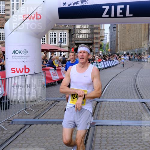 13.09.2026 - 21. swb-Marathon Bremen Tim E. http://msf.ph/oto/10300298 13.09.2026 10:41:10 Ziel 10575, 11903, 12209, 12477 meine-sportfotos.de