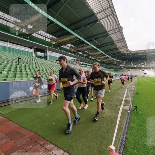 13.09.2026 - 21. swb-Marathon Bremen Michael Burmester http://msf.ph/oto/10300331 13.09.2026 10:39:43 Laufen im Stadion 10135, 10138, 10139, 10156, 10168, 10169, 10188, 10204, 10213, 10217, 10229, 10234, 10238, 10259, 10260, 10279, 10280, 10299, 10314, 10321, 10360, 10363, 10364, 10378, 10386, 10404, 10406, 10417, 10435, 10457, 10469, 10484, 10493, 10501, 10505, 10510, 10511, 10526, 10556, 10570, 10576, 10580, 10582, 10595, 10599, 10609, 10616, 10619, 10630, 10645, 10653, 10660, 10661, 10662, 10664, 10681, 10682, 10686, 10695, 10696, 10697, 10712, 10737, 10743, 10751 meine-sportfotos.de