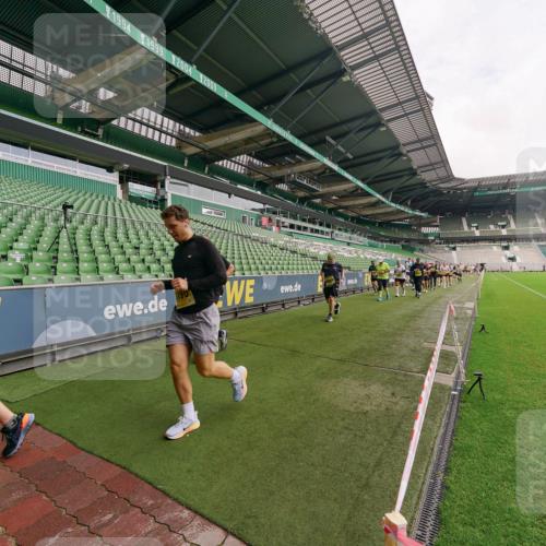 13.09.2026 - 21. swb-Marathon Bremen Michael Burmester http://msf.ph/oto/10300578 13.09.2026 10:40:52 Laufen im Stadion 10155, 10156, 10163, 10169, 10213, 10234, 10247, 10279, 10280, 10299, 10313, 10321, 10354, 10386, 10399, 10406, 10414, 10417, 10419, 10424, 10435, 10455, 10483, 10484, 10493, 10501, 10527, 10545, 10556, 10570, 10576, 10580, 10582, 10586, 10599, 10611, 10616, 10644, 10653, 10660, 10694, 10696, 10705, 10706, 10712, 10719, 10722, 10737, 10743, 10751, 10766, 10768, 10776, 10804, 10859, 11043, 11048, 11239 meine-sportfotos.de