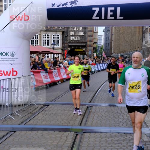 13.09.2026 - 21. swb-Marathon Bremen Tim E. http://msf.ph/oto/10300605 13.09.2026 10:41:57 Ziel 10341, 10972, 11426, 11527, 11628, 11944, 12246, 12442, 12455, 13586, 13600 meine-sportfotos.de