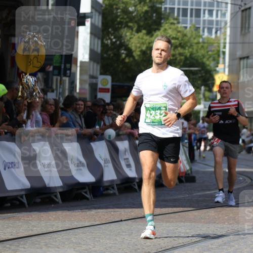13.09.2026 - 21. swb-Marathon Bremen Strokosch-Dieckow http://msf.ph/oto/10300669 13.09.2026 12:50:21 Ziel 547, 520, 4232, 8075 meine-sportfotos.de