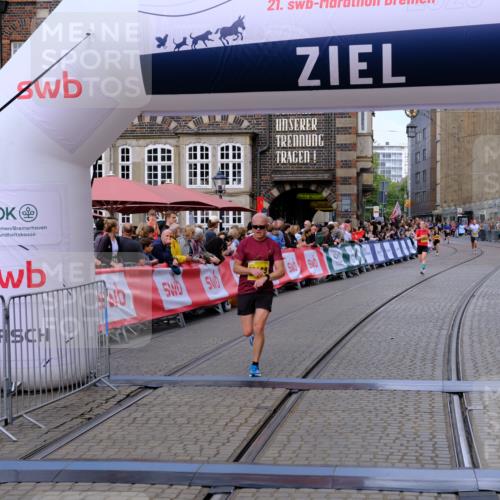 13.09.2026 - 21. swb-Marathon Bremen Tim E. http://msf.ph/oto/10300670 13.09.2026 10:42:12 Ziel 10972, 12468, 13621 meine-sportfotos.de