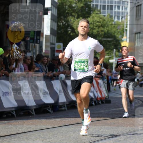 13.09.2026 - 21. swb-Marathon Bremen Strokosch-Dieckow http://msf.ph/oto/10300688 13.09.2026 12:50:22 Ziel 547, 4232, 8075 meine-sportfotos.de