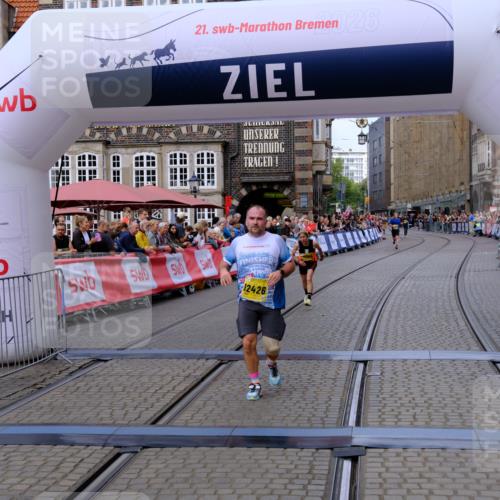 13.09.2026 - 21. swb-Marathon Bremen Tim E. http://msf.ph/oto/10300738 13.09.2026 10:42:23 Ziel 12426, 12468, 13585, 13621 meine-sportfotos.de