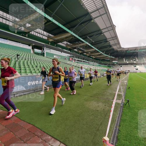 13.09.2026 - 21. swb-Marathon Bremen Michael Burmester http://msf.ph/oto/10300841 13.09.2026 10:41:57 Laufen im Stadion 10148, 10155, 10163, 10247, 10303, 10313, 10330, 10354, 10395, 10396, 10399, 10414, 10419, 10422, 10424, 10455, 10461, 10462, 10483, 10490, 10519, 10527, 10545, 10546, 10547, 10586, 10611, 10644, 10665, 10694, 10705, 10706, 10719, 10722, 10752, 10766, 10768, 10776, 10804, 10854, 10859, 10889, 10909, 10963, 10977, 11026, 11027, 11041, 11043, 11048, 11078, 11084, 11085, 11090, 11097, 11098, 11140, 11192, 11239 meine-sportfotos.de